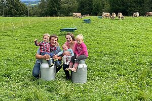 Familie mit drei Kinder auf einer Kuhweide