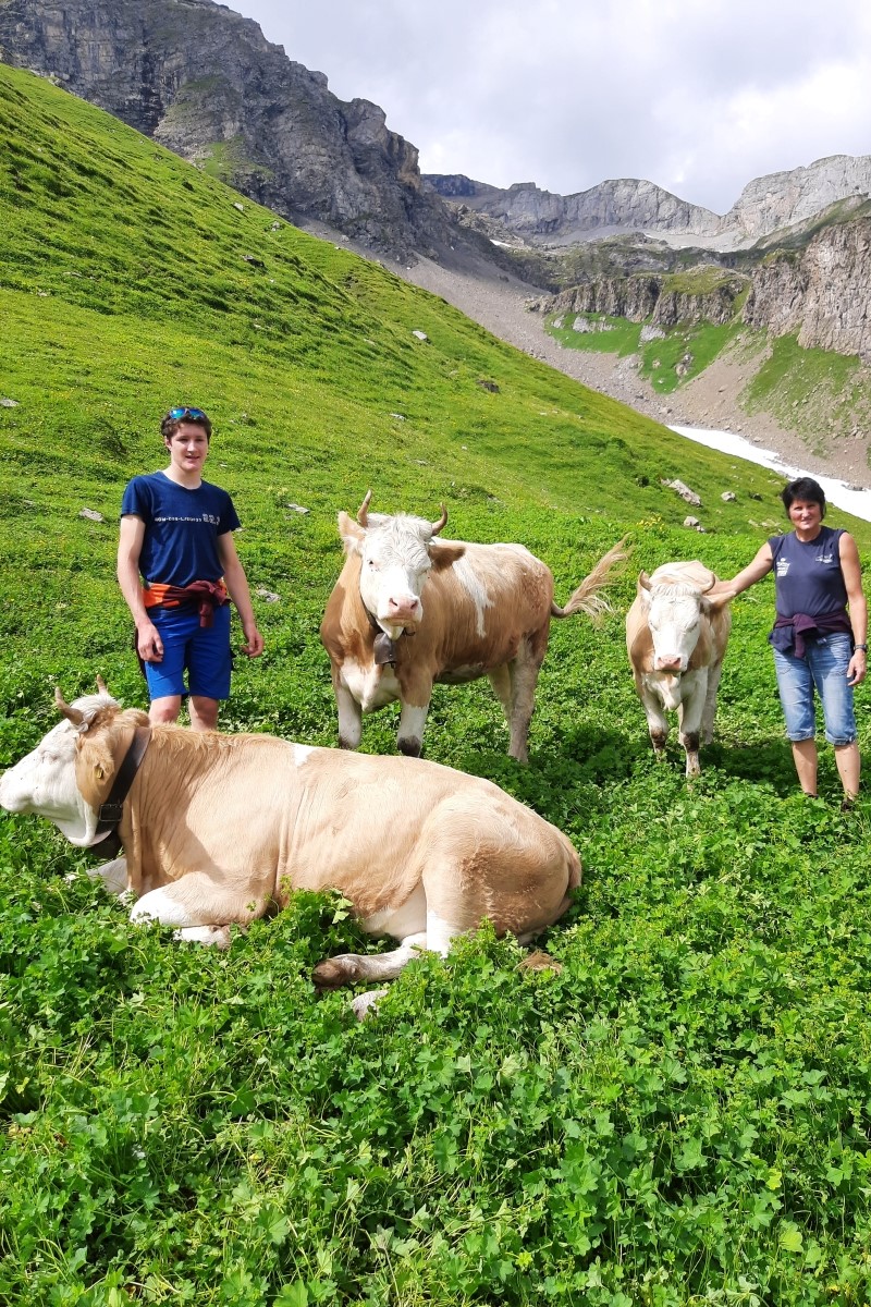 Diana Dubach et son fils Damian sur l'alpage du Bund. Photo : Famille Dubach 